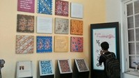Ruangan yang menampilkan koleksi batik peranakan