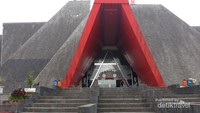 Bagian depan Museum Gunungapi Merapi dengan arsitekturnya yang unik