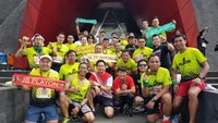 Berfoto bersama teman-teman komunitas lari JB Playon  di depan  Museum  Merapi  setelah Finish dalam event lari  bertajuk Volcano Run 2019 sebuah event lari yang sukses dalam menyatukan sport dan turisme