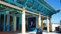 Ukiran kayu yang indah menghiasi arsitektur masjid Dungan