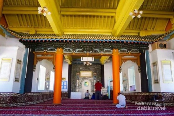 Interior masjid Dungan, beberapa turis mancanegara sedang beribadah