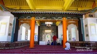 Interior masjid Dungan, beberapa turis mancanegara sedang beribadah