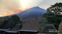 Gunung Inerie berdampingan dengan kampung adat bena