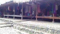 Rumah Kampung Baduy dan hasil kerajian tangannya