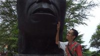 Dibagian depan sebelum masuk ke dalama Gedung museum terdapat patung icon manusia purbakala khas sangiran.