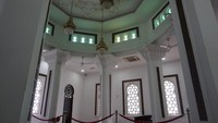 Bagian dalam mesjid yang didominasi warna putih