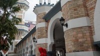Para pengunjung diharuskan memakai pakaian yang tertutup