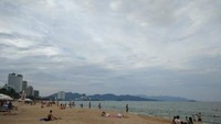Pengunjung bersantai menikmati keindahan.