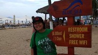 Kawasan pantai dengan berbagai fasilitasnya.