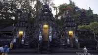 Pura Goa Lawah mempunyai tiga gerbang utama, masing-masing punya lambang kelelawar yang mengepakkan sayap di bagian atasnya.