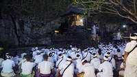 Kegiatan upacara berlangsung khidmat. Sesekali lonceng dibunyikan oleh petinggi agama sambil membacakan doa-doa.