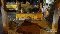 Sebuah altar tempat petinggi agama memimpin upacara.