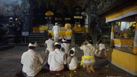 Sebuah keluarga sedang melanjutkan ibadah pasca Upacara Nyegara Gunung.
