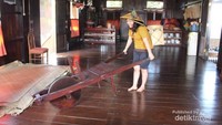 Salah seorang pengunjung tengah mencoba memakai alat pengangkut barang yang digunakan masyarakat Belitung pada jaman dulu