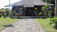 Rumah adat tampak dari depan.