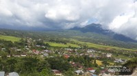 Pemandangan di bagian barat dari atas puncak bukit Weol, tampak atap-atap rumah warga setempat