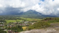 Deretan puncak gunung punggungnya di selimuti gumpalan awan putih