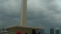 Zaza berdiri di depan Monas (dokpri)