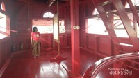 Ruangan teratas di Menara Syahbandar berupa loteng dengan empat jendela besar sebagai tempat memangtau keluar masuk kapal pada jamannya