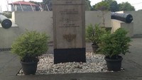 Tugu Prasasti dan beberapa meriam yang digunakan untuk menghalau kedatangan musuh pada jamannya.