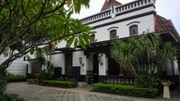 Bagian luar bangunan di samping bangunan utama.