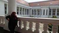 Ruangan tengah tempat orang banyak ber-selfie ria