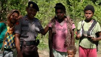 Pak Maruf bersama para warga Papua Nugini