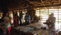 Kerajinan tangan asli suku Dayak Tamambaloh