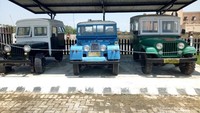 Taksi kayu di halaman Museum Sejarah Perang Dunia Kedua