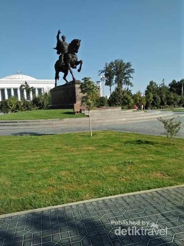 Inilah patung Amir Timur yang menjadi ikon Kota Tashkent