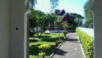 Dilihat dari dalam gapura