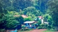 Hijaunya hutan dan pemukiman di pedesaan Thakhek.