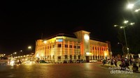 Gedung BNI di malam hari terlihat klasik dan unik
