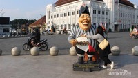 Patung Bedjokarto sering dijadikan obyek foto para pengunjung