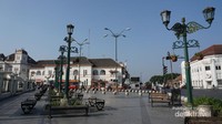 Persimpangan Titik Nol Kilometer, tampak lampu-lampu cantik dan gedung klasik menghiasi