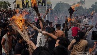 Persiapan dimulai ditandai dengan membakar bobok (seikat daun kelapa kering) dan diangkat keatas.