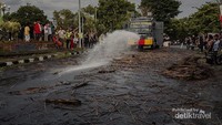 Mobil Water Canon dari pihak kepolisian membantu membersihkan arena Perang Api agar segera bisa digunakan kembali oleh pengguna jalan raya.