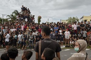 Mengenal Tradisi Perang Api di Lombok