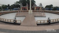 Tugu Soekarno terletak di Jalan S.Parman Kota Palangkaraya