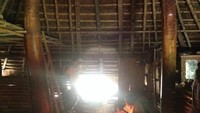 Dapur berada di bagian tengah rumah