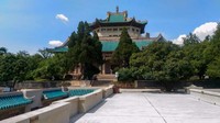 Bangunan tua kampus Universitas Wuhan dengan dinding batu krem dan atap hijau