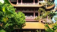 Yellow Crane Tower , bangunan bersejarah monumental yang terletak di kota Wuhan