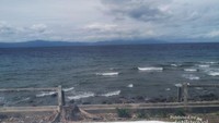Pemandangan dari atas permbatas benteng langsung ke laut lepas