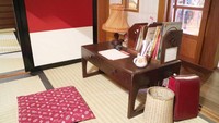 Meja belajar dan tas sekolah Satsuki dari My Neighbor Totoro