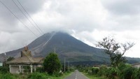 Jalan menuju Danau Lau Kawar dengan latar Gunung Sinabung