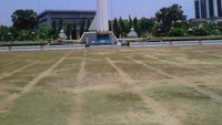 Tugu Pahlawan dari kejauhan