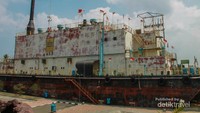 Kapal PLTD Apung yang berbobot 26.000 ton ini sedang mengisi bahan bakar saat tsunami terjadi.