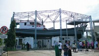 Kapal yang tersangkut di atas rumah penduduk di Gampong Lampulo, Banda Aceh