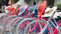 Sepeda warna-warni di sekitar kawasan Taman Fatahillah