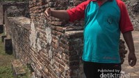 Penjaga sekaligus pemandu, sangat membantu pengunjung untuk memperoleh detil informasi mengenai Keraton Kaibon.
